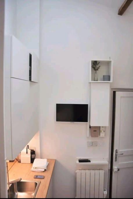 Coeur De Joli Nid Calme Clair Type Pied Notre Dame Appartement